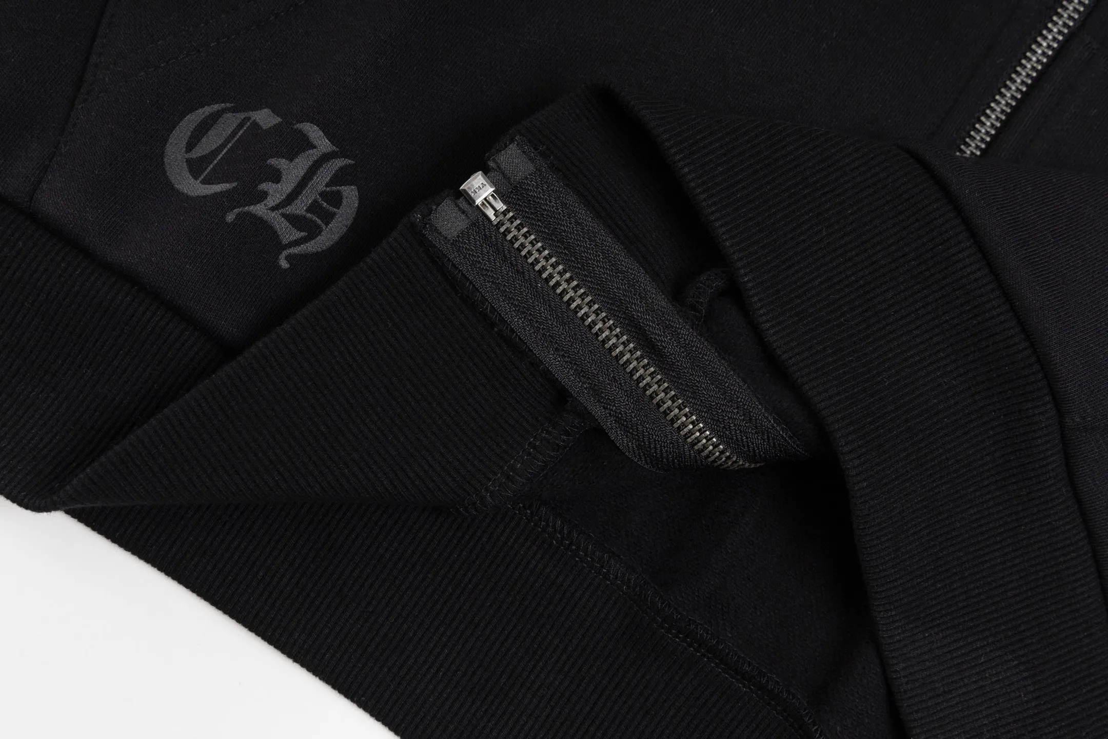 🅿️520 [Exclusive supply] CH Crow Heart Horseshoe Unicorn Arm Hooded Jacket (Black) The original version was purchased and developed for 15,999. The fabric is made of 420g double-ply double yarn pure cotton terry fabric. The texture is thick and soft, comfortable and stylish to wear. The fabric has been specially treated to have good breathability and warmth, making it suitable for all seasons. The jacket adopts the imported machine white ink direct injection process, showing exquisite printing in multiple parts, including the iconic horseshoes, unicorn arms and Sanskrit patterns, and the details are processed to perfection. The whole product is produced on the assembly line of a large factory, with exquisite workmanship and fine and neat stitching. The version is designed in a loose oversize style and can be worn by both men and women, making it an ideal choice for couples. The zipper closure makes it easy to put on and take off, and the hooded style adds a casual feel. This jacket has been strictly controlled from fabric selection to production process, making it extremely valuable for both daily wear and collection. Size:S-M-L